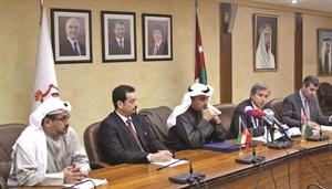 عبدالوهاب البدر ودحمد الدعيج وجعفر حسان خلال حفل التوقيع﻿