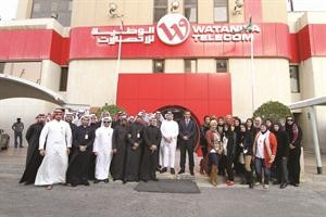 دبسام حنون ومعبدالعزيز فخرو مع الموظفين الكويتيين الجدد﻿
