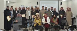م زيد الشمري وم محمد السبيعي يتوسطان مجموعة من المهندسين والمهندسات المشاركين في الدورة﻿