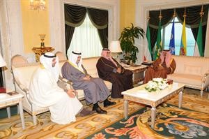 سمو ولي العهد الشيخ نواف الاحمد مستقبلا الشيخ احمد الخالد والشيخ سلمان الحمود والشيخ محمد العبدالله﻿