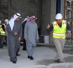 الشيخ احمد مشعل الاحمد ومعبدالعزيز الكليب خلال تفقد مشروع مستشفى جابر﻿