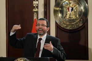 رئيس مجلس الوزراء المصري دهشام قنديل متحدثا في المؤتمر الصحافي امس	رويترز﻿