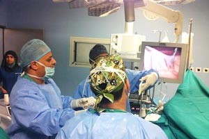 وزير الصحة دمحمد الهيفي اثناء اجراء الجراحة النادرة