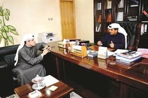 راشد العازمي متحدثا للزميل عبدالكريم العبدالله