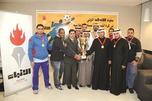 الزميلان يوسف عبدالرحمن ومحمد الحسيني يسلمان تلفزيون الراي كاس البطولة هاني الشمري
