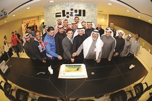 الحضور شاركوا الزميلين يوسف عبدالرحمن ومحمد الحسيني في قطع الكيكة
