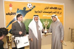 لاعب جريدة الجريدة محمد جاسم يتسلم جائزة افضل لاعب