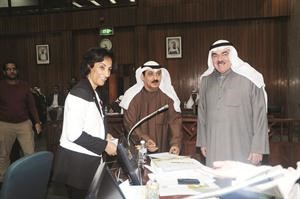 زيد العازمي ومموسى الصراف وممنى بورسلي خلال الجلسة

