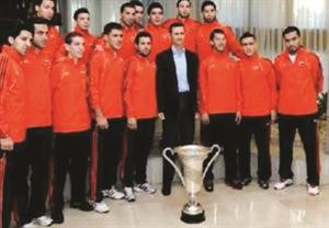 الرئيس السوري بشار الاسد مستقبلا ابطال غرب اسيا﻿