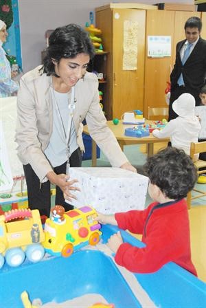 الموظفون الجدد في الوطني يشاركون الاطفال في مستشفى بنك الكويت الوطني فرحتهم﻿
