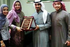 ذكرى الرشيدي تتسلم درعا تذكارية من وفد الاتحاد﻿