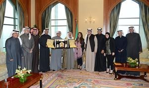 صاحب السمو الامير الشيخ صباح الاحمد يتسلم هدية تذكارية من وفد اتحاد الطلبةفرع اميركا﻿