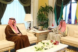 سمو ولي العهد الشيخ نواف الاحمد خلال لقائه الشيخ محمد الخالد﻿