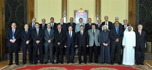 الرئيس د محمد مرسي متوسطا وفدا من الاعلاميين العرب بحضور الامين العام للملتقى الاعلامي العربي ماضي الخميس ورئيسي تحرير الراي ماجد العلي والدروازه صلاح العلاج