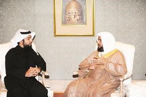 دسعيد القحطاني متحدثا الى الزميل ضاري المطيري هاني عبدالله
