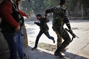 عناصر من الجيش الحر ينقذون طفلا استهدفه قناص من القوات النظامية في احد شوارع حلب رويترز
