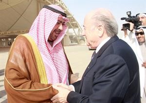 الفهد في لقاء سابق مع رئيس الاتحاد الدولي جوزيف بلاتر 