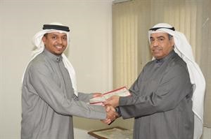 فوزي المجدلي وعبدالعزيز السمحان يتبادلان بنود الاتفاق
