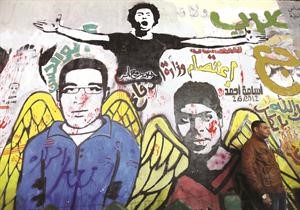 غرافيتي في التحرير لمحتجين قتلوا في اشتباكات بعد الثورة رويترز