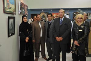 عدد من المشاركين في افتتاح المعرض