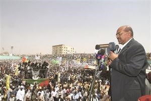 الرئيس السوداني عمر البشير متحدثا للحضور في حفل تدشين سد الروصيرص﻿