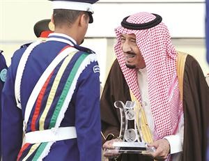 صاحب السمو الملكي الامير سلمان بن عبدالعزيز ولي العهد نائب رئيس مجلس الوزراء وزير الدفاع خلال تكريمه احد الخريجين في الدورة 83 من كلية الملك فيصل الجوية				افپ﻿