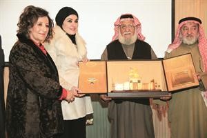 الشيخة نوال الحمود مكرمة الفنان الكبير محمد المنيع وعبدالله غلوم والكاتبة القديرة عواطف البدر 
