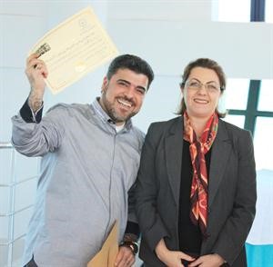  ومع مديرة اذاعة تيبازه الجزائرية مايا بعد استلامه شهادة الدورة﻿