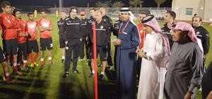 الشيخ علي بن خليفة ال خليفة يتحدث للاعبي منتخب البحرين