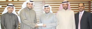 عماد البطي يسلم شيك التبرع لحمد المنصور ﻿