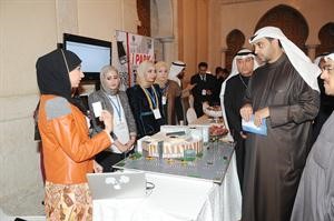 الشيخ محمد العبدالله خلال جولته على المعرض﻿