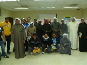 الفريق متقاعد مساعد الغوينم واللواء متقاعد حمد السريع يتوسطان المشاركين في دورة الجمارك