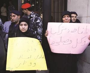 اهالي مخطوفي اعزاز خلال اعتصامهم امام مقر الطيران التركي في بيروت امس محمود الطويل