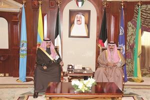 سمو ولي العهد الشيخ نواف الاحمد خلال لقائه الشيخ صباح الخالد
