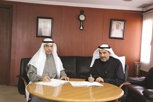 فوزي المجدلي وعبدالمحسن البناي خلال توقيع العقد
