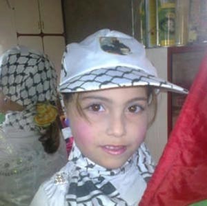 بالصور.. وفاة طفلة فلسطينية مشنوقة بحبال الأرجوحة التي صنعها لها والدها من حبال الغسيل