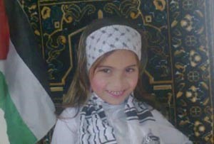 بالصور.. وفاة طفلة فلسطينية مشنوقة بحبال الأرجوحة التي صنعها لها والدها من حبال الغسيل