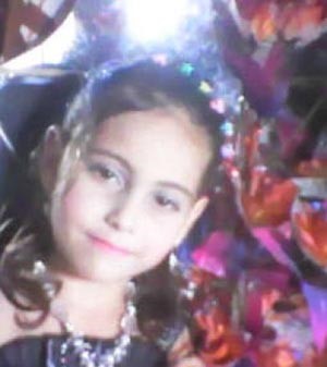 بالصور.. وفاة طفلة فلسطينية مشنوقة بحبال الأرجوحة التي صنعها لها والدها من حبال الغسيل