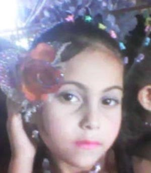 بالصور.. وفاة طفلة فلسطينية مشنوقة بحبال الأرجوحة التي صنعها لها والدها من حبال الغسيل
