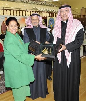 درع تذكارية على هامش الاحتفال
