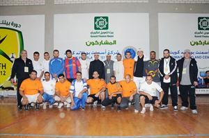 مسؤولو ادارة الخدمات التمويلية يتوسطون احد الفرق المشاركة في الدورة﻿