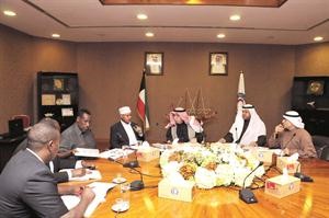 عبدالقادر شيخ خلال لقائه مع برجس البرجس﻿