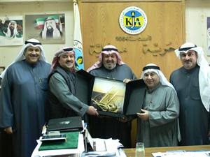 فيصل القناعي مع وفد النادي العربي