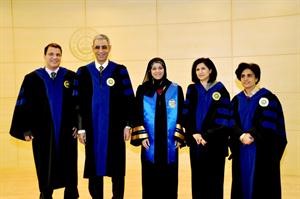 الباحثة زينب الصفار خلال مناقشة الرسالة﻿