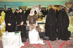 مديرة المدرسة ومراقبة التعليم الابتدائي ورئيسة قسم العلوم وعدد من المعلمات