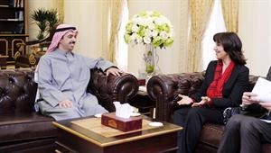 الرئيس علي الراشد خلال استقباله السفيرة الفرنسية
