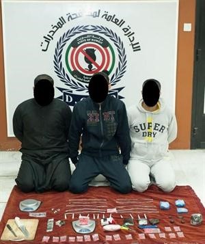 المتهمون وامامهم المضبوطات﻿