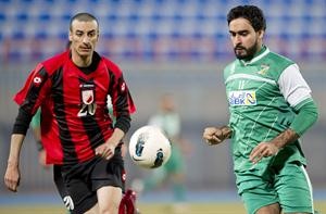 مهاجم العربي حسين الموسوي يسيطر على الكرة الازرق كوم