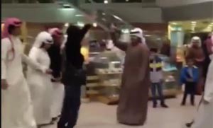 بالفيديو.. شباب كويتيون يودعون زميلهم المبتعث بـ «شيلة» في مطار الكويت