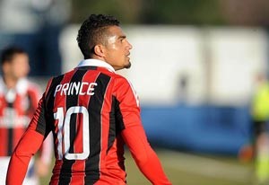 بالفيديو.. ميلان يغادر الملعب بسبب هتافات عنصرية ضد بواتنغ